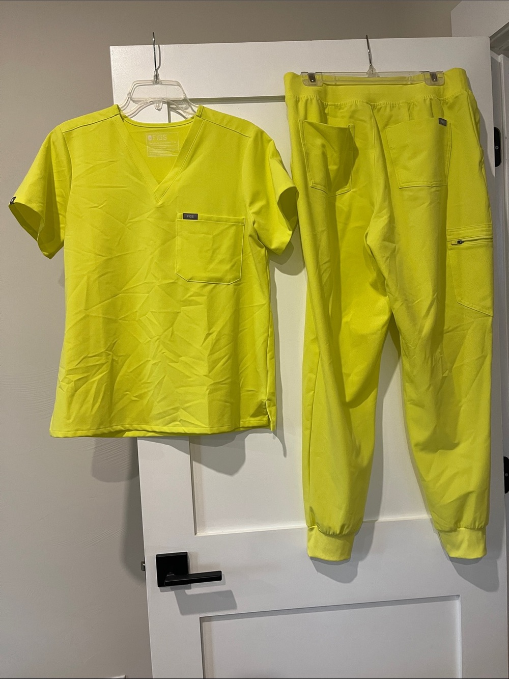 Figs Neon Yellow Women’s Scrub Top & Jogger Pants Size Medium